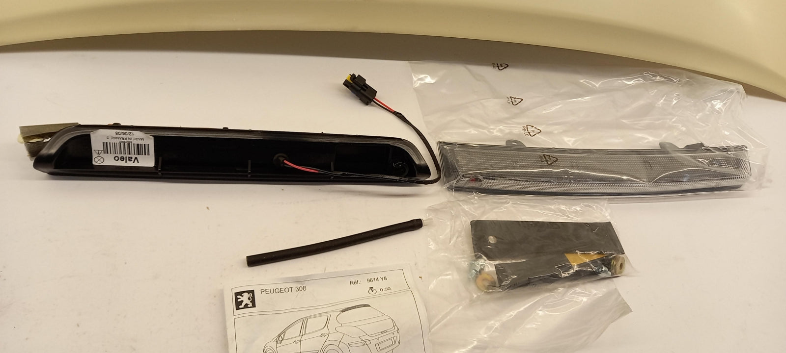 Original PEUGEOT 308 Heckklappen Spoiler mit Bremslicht grundiert 9614Y8