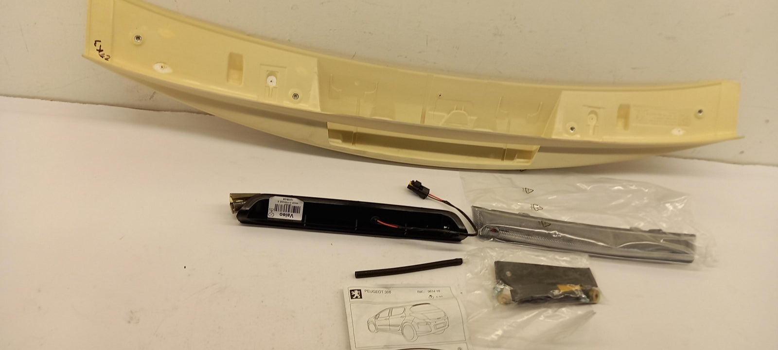 Original PEUGEOT 308 Heckklappen Spoiler mit Bremslicht grundiert 9614Y8