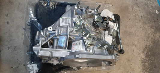 Original OE MITSUBISHI Schaltgetriebe 2500A296