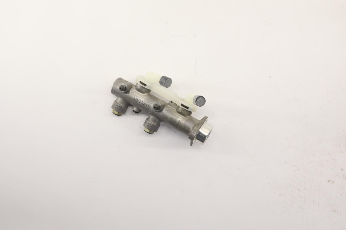 Original OE NISSAN Hauptbremszylinder 4601012T10