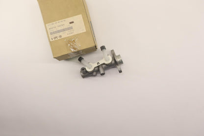 Original OE NISSAN Hauptbremszylinder 4601018C01