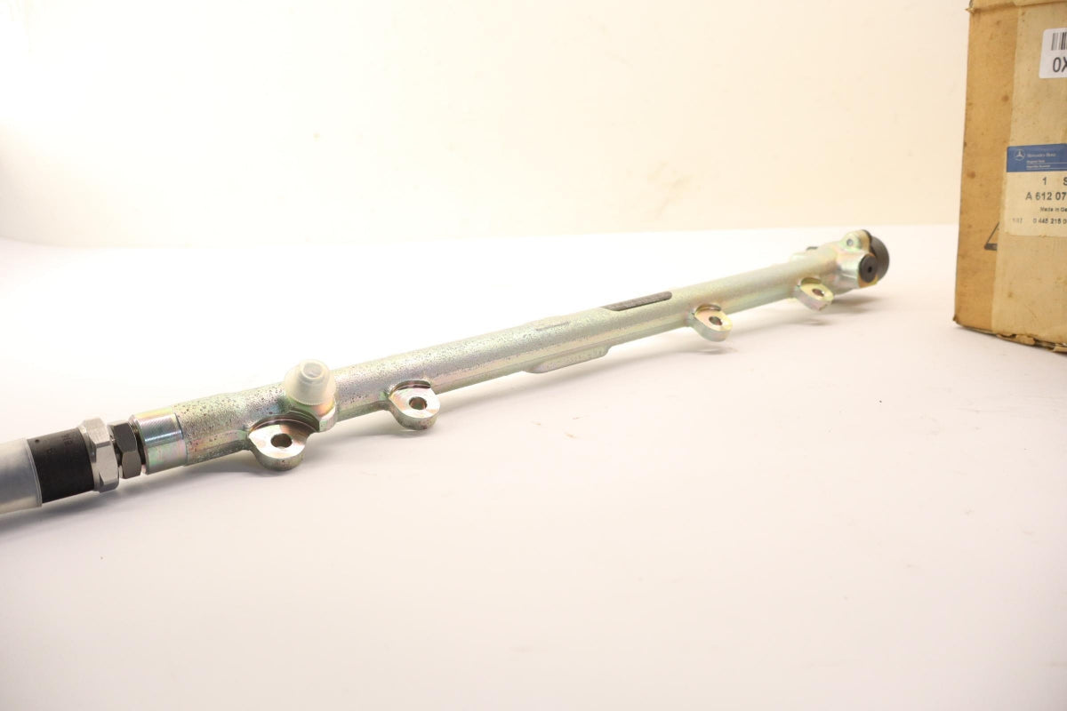 Original OE MERCEDES-BENZ Kraftstoff Verteilerrohr A6120700095