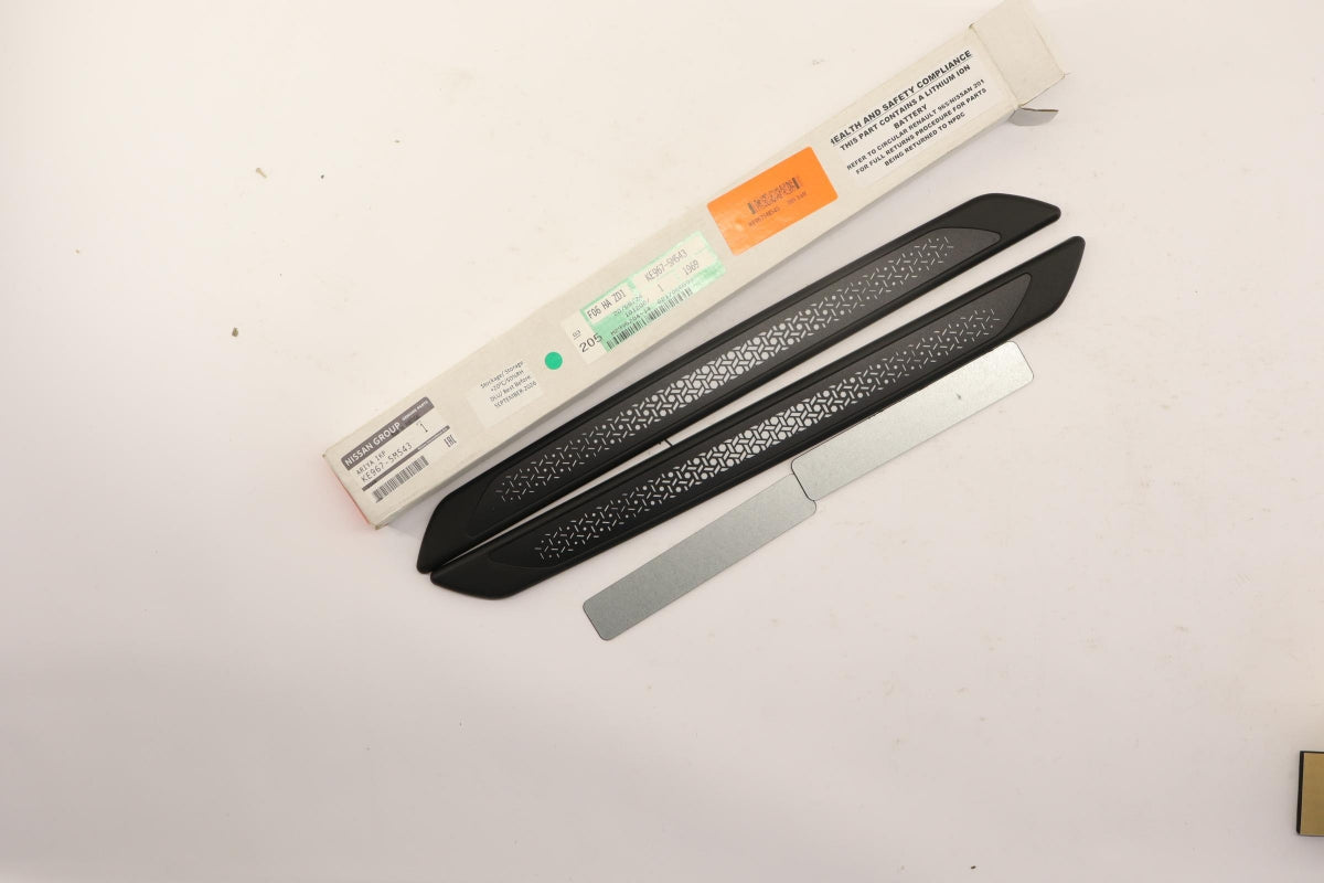 Original OE NISSAN Einstiegsleisten Satz KE9675M543