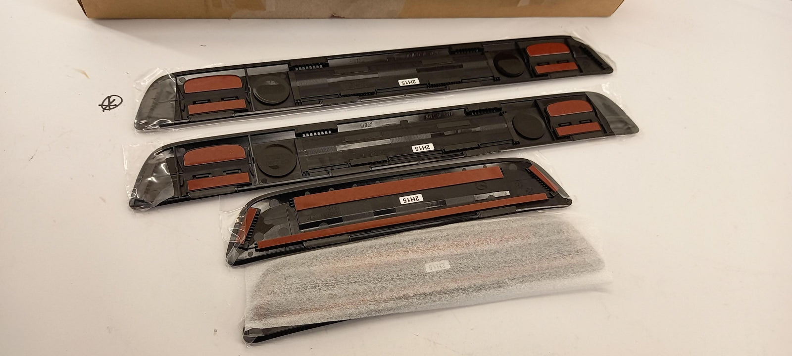 Original OE MAZDA Einstiegsleisten Satz KSD4V1370