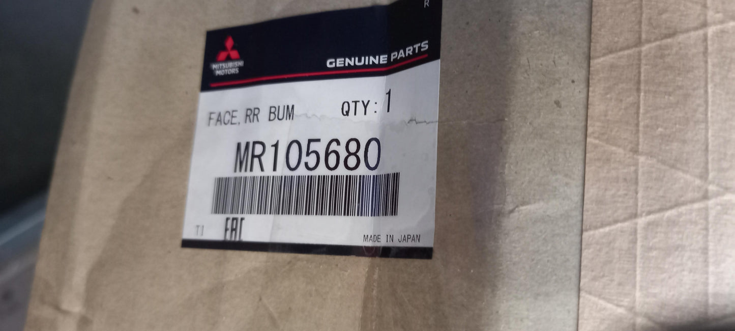 Original OE MITSUBISHI Stoßfängerabdeckung MR105680