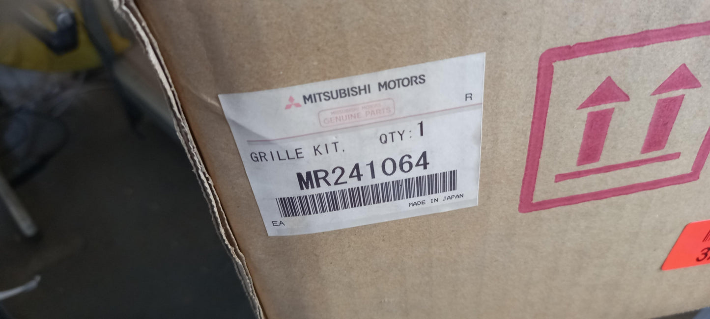 Original OE MITSUBISHI Kühlergitter MR241064