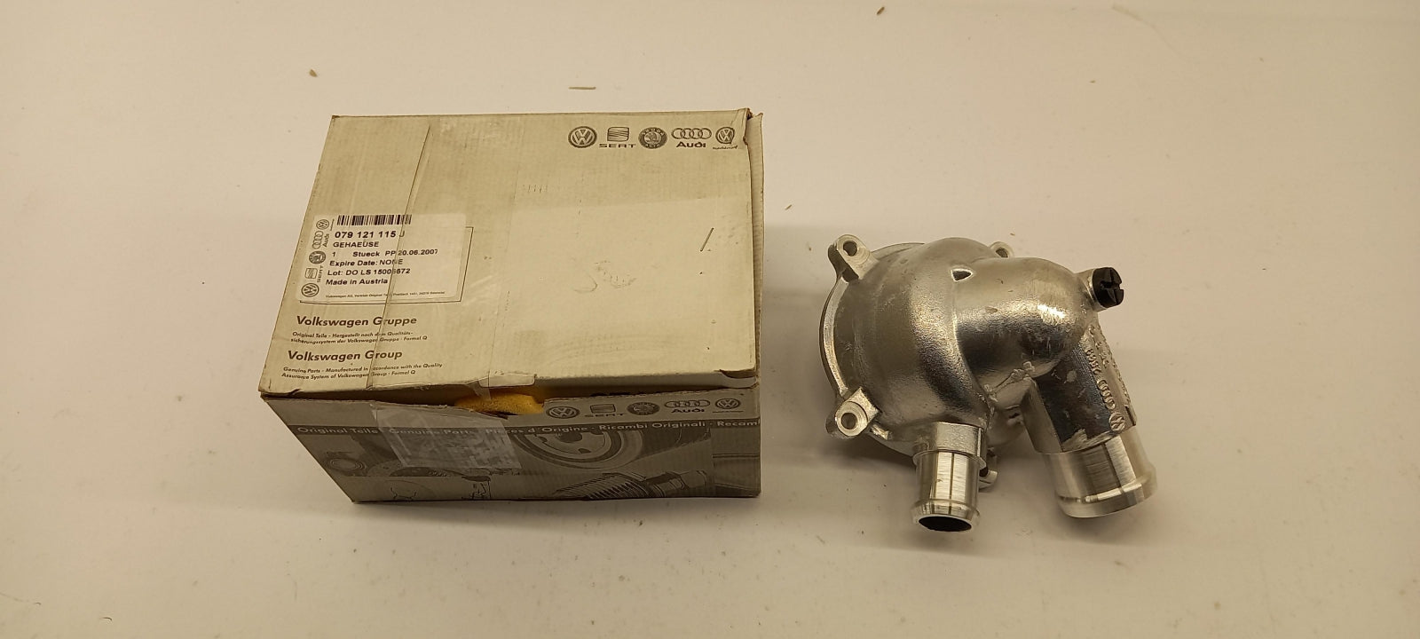 Original OE Volkswagen Thermostatgehäuse 079121115J