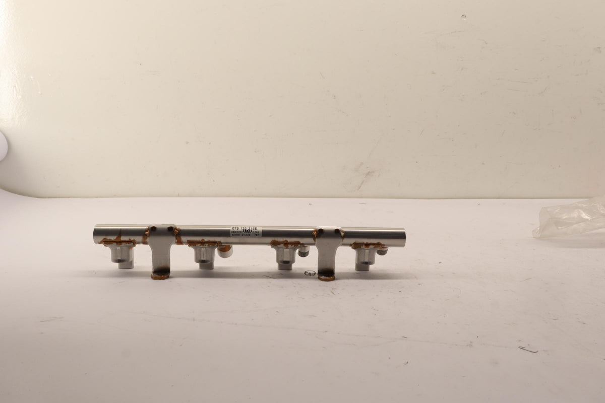 Original OE Volkswagen Kraftstoff Verteilerrohr 079133316E