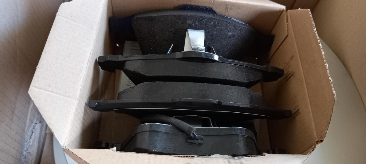 Original AUDI A3 8P VW Golf V Passat B6 Bremsensatz vorne 8P0698302D