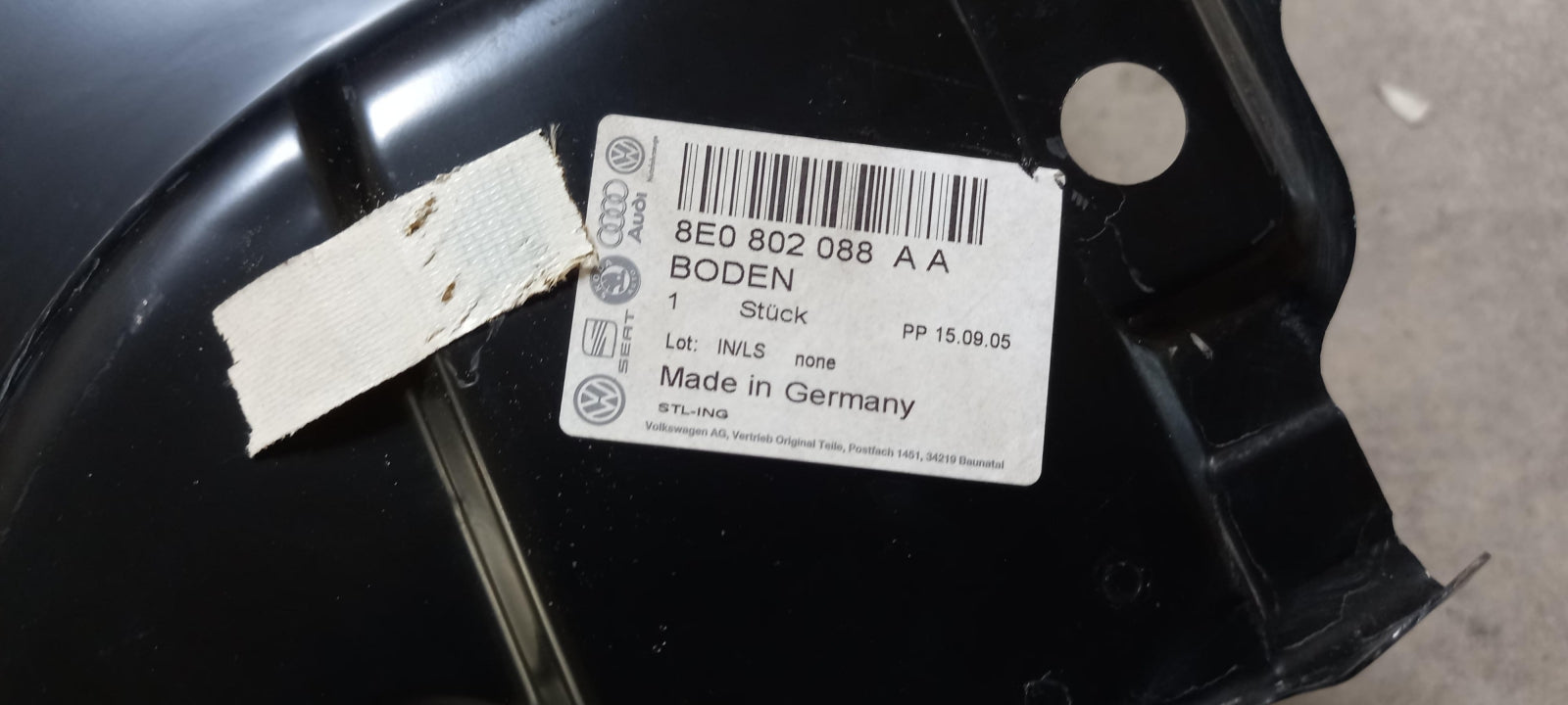Original OE Volkswagen Reserveradmulde 8E0802088AA