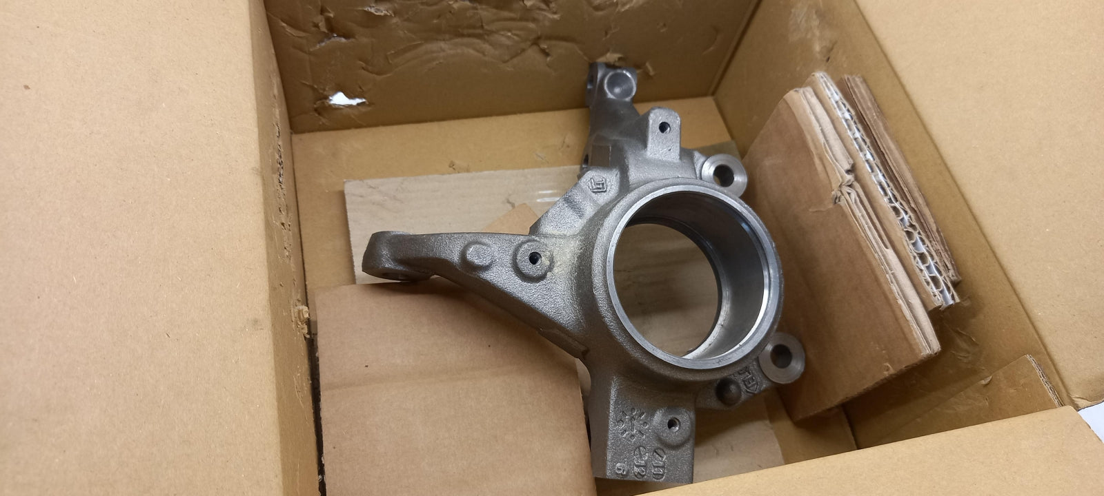 Original OE RENAULT Achsschenkel 400146275R