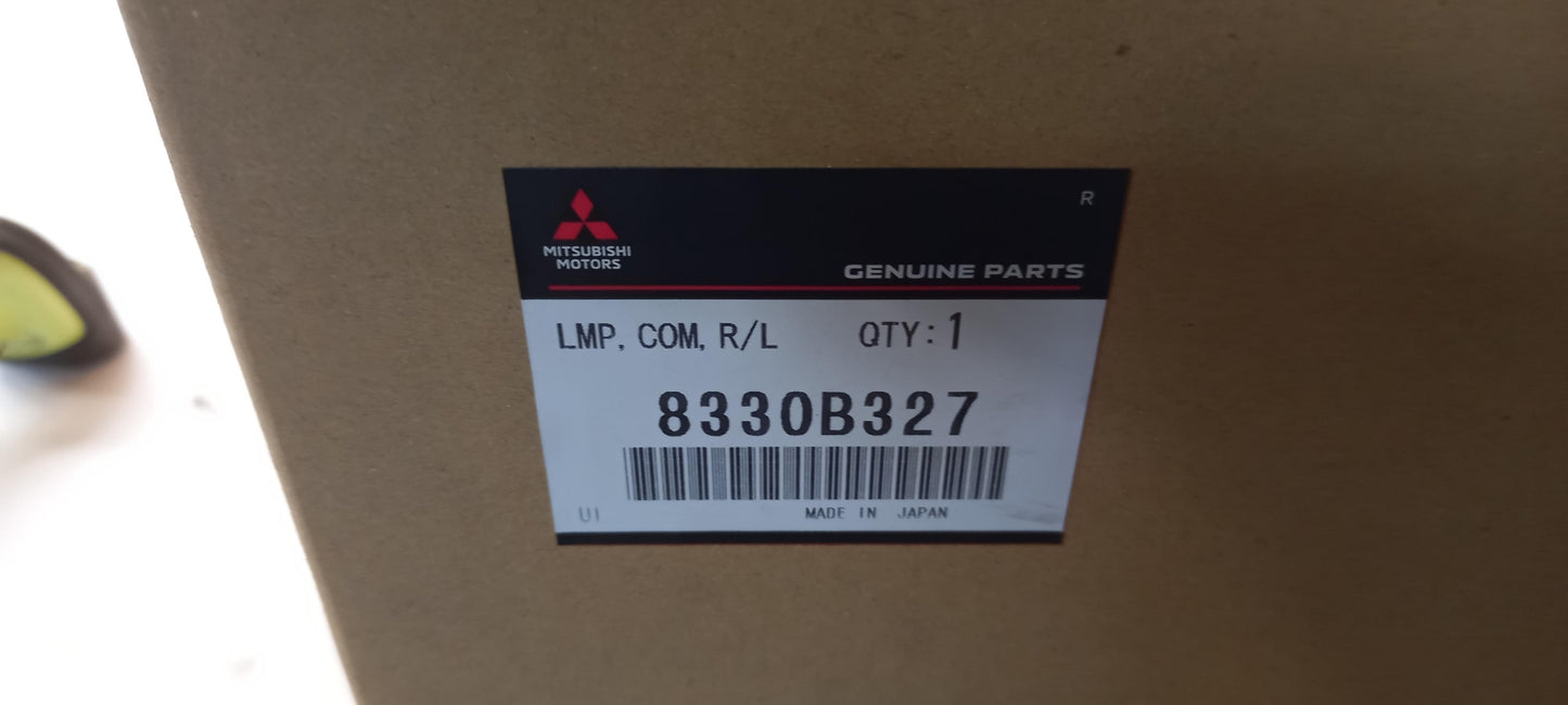 Original OE MITSUBISHI Heckleuchte 8330B327
