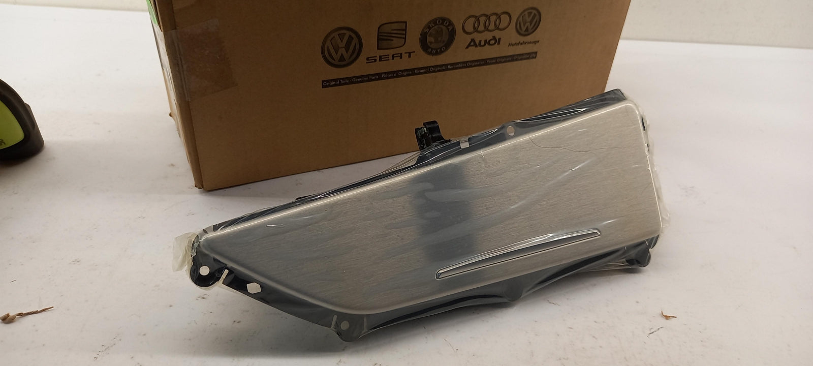 Original OE Volkswagen Aschenbecher 4H4857305AGN6
