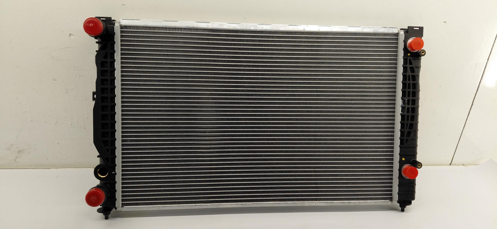 Original OE Volkswagen Wasserkühler 8D0121251BC