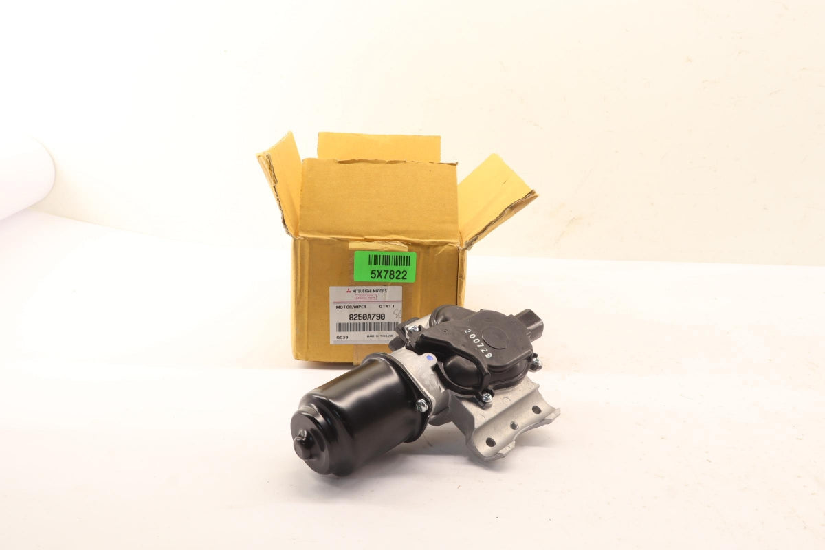 Original OE MITSUBISHI Wischermotor 8250A790