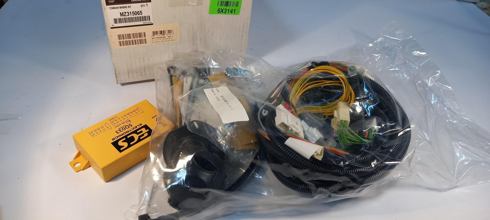 Original OE MITSUBISHI Anhängerkupplung Elektrosatz MZ315065