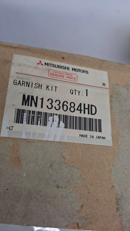 Original OE MITSUBISHI Türschwelle Abdeckung MN133684HD