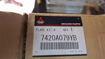 Original OE MITSUBISHI Kotflügel Zierleiste 7420A079YB