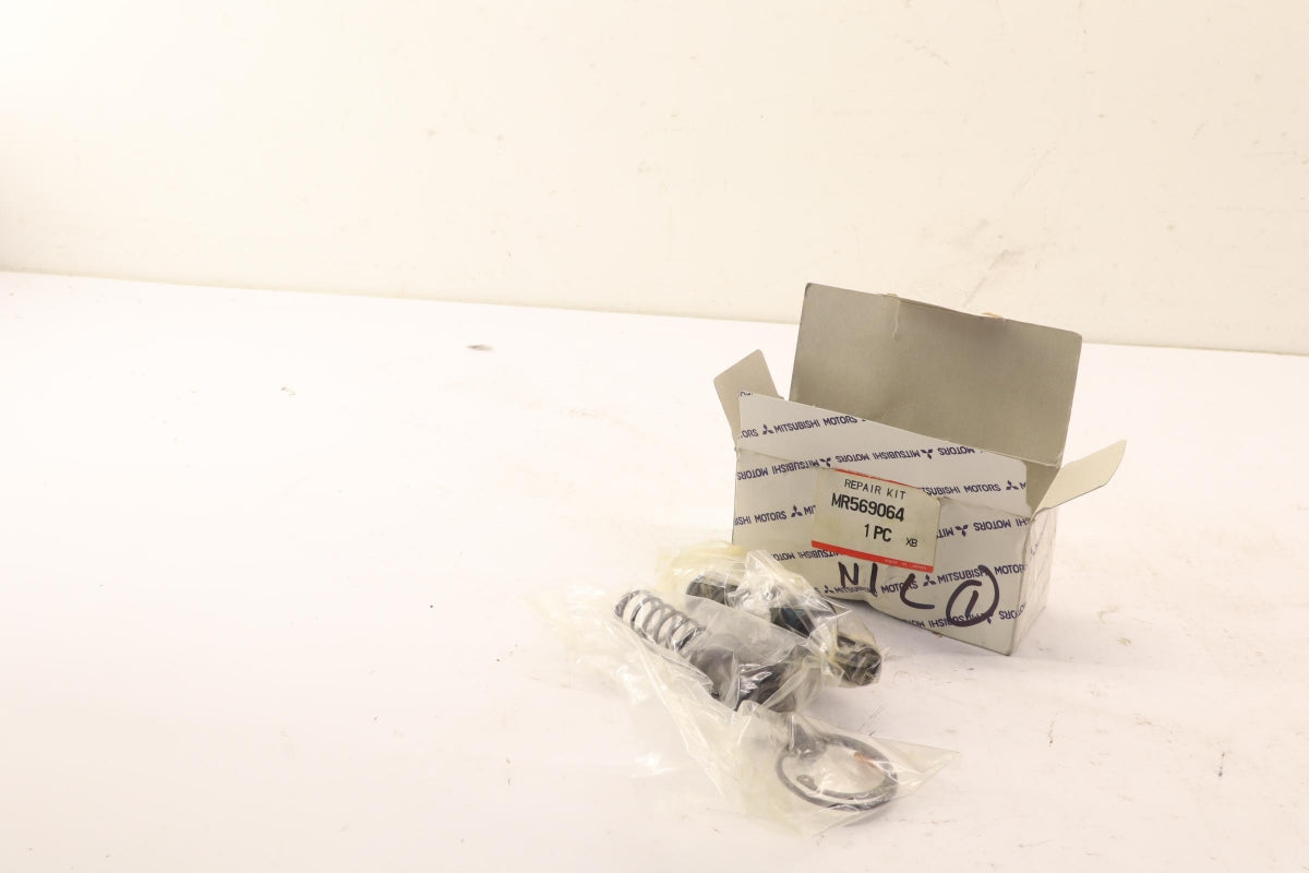 Original OE MITSUBISHI Hauptbremszylinder MR569064