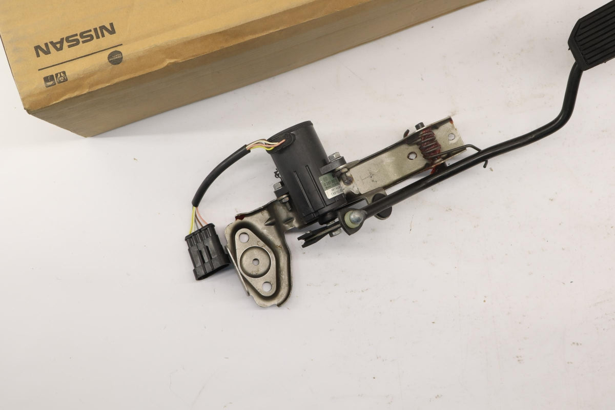 Original OE NISSAN Gaspedal 180122F800