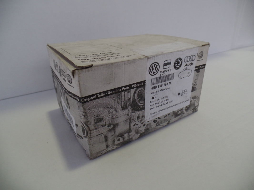 Original AUDI A4 VW Passat SKODA Superb Bremsbeläge+Warnkontakt vorne 4B0698151N