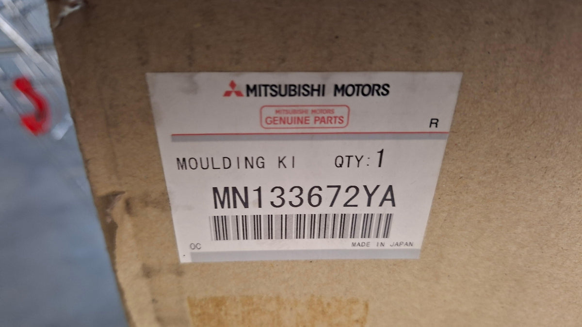 Original OE MITSUBISHI Kotflügel Zierleiste MN133672YA