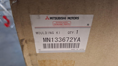 Original OE MITSUBISHI Kotflügel Zierleiste MN133672YA