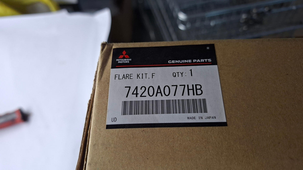 Original OE MITSUBISHI Kotflügel Zierleiste 7420A077HB