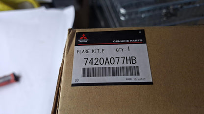 Original OE MITSUBISHI Kotflügel Zierleiste 7420A077HB