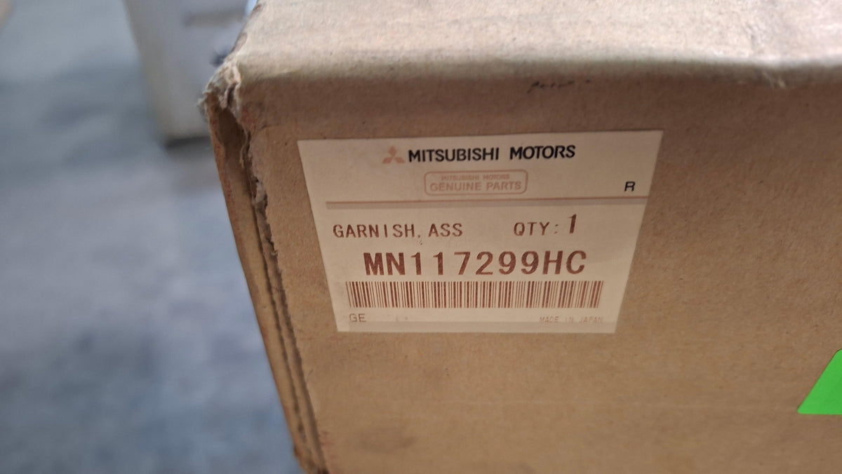 Original OE MITSUBISHI Türschwelle Abdeckung MN117299HC