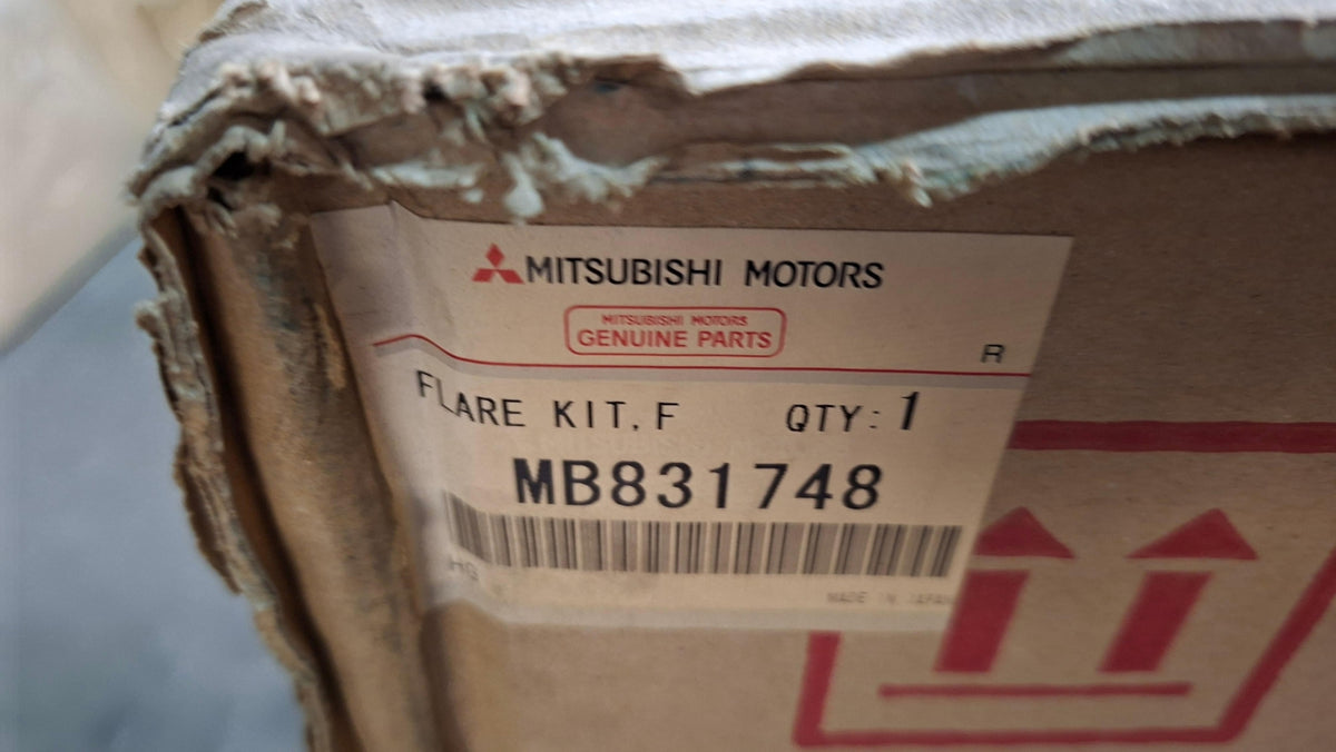Original OE MITSUBISHI Kotflügel Zierleiste MB831748