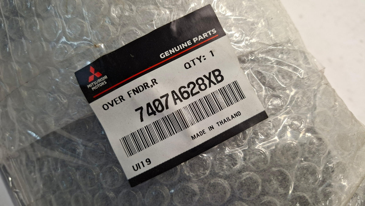Original OE MITSUBISHI Kotflügel Zierleiste 7407A628XB