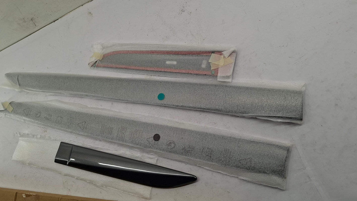 Original OE NISSAN Türzierleisten Satz KE7604E52G