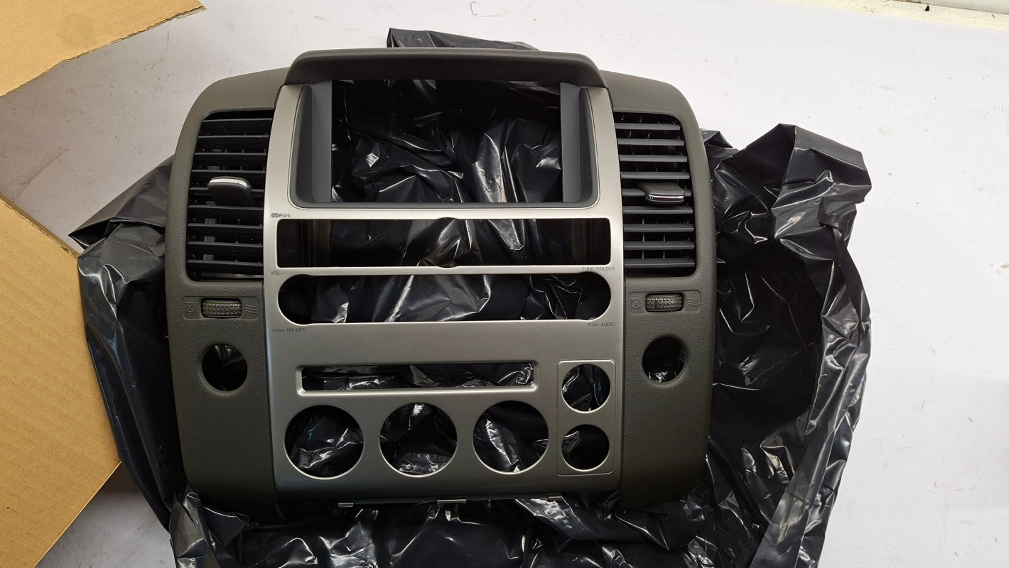 Original OE NISSAN Mittelkonsole Teil 682604X01B