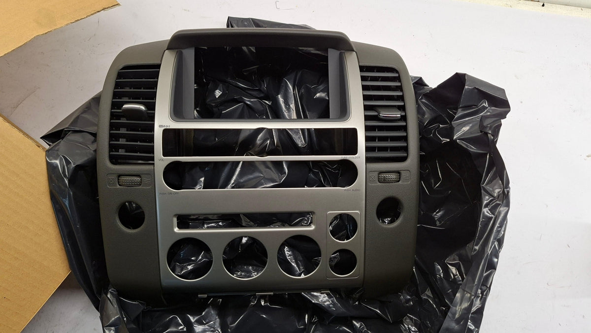 Original OE NISSAN Mittelkonsole Teil 682604X01B