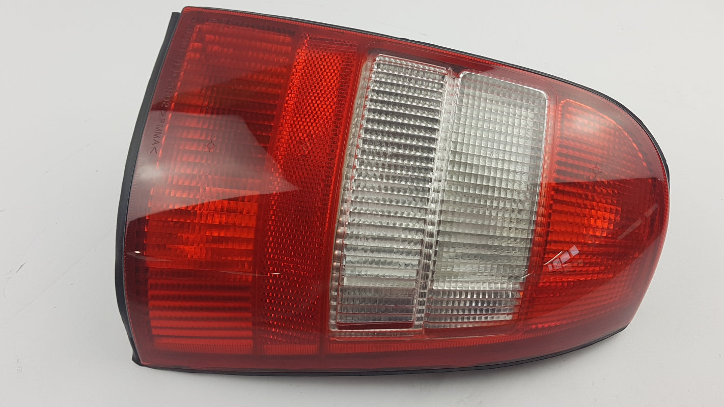 Original OPEL Vectra-B kombi Heckleuchte Rücklicht klar rechts 90541635