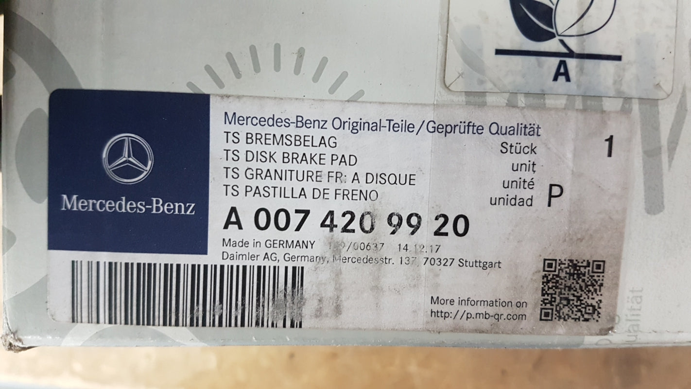 Original MERCEDES-BENZ CLS E-Klasse Bremsbeläge Vorne A0074209920