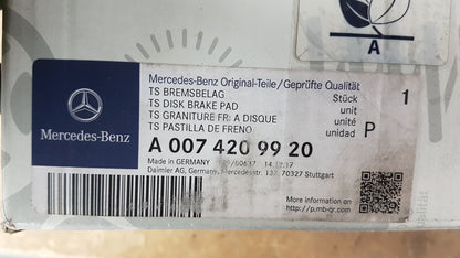 Original MERCEDES-BENZ CLS E-Klasse Bremsbeläge Vorne A0074209920